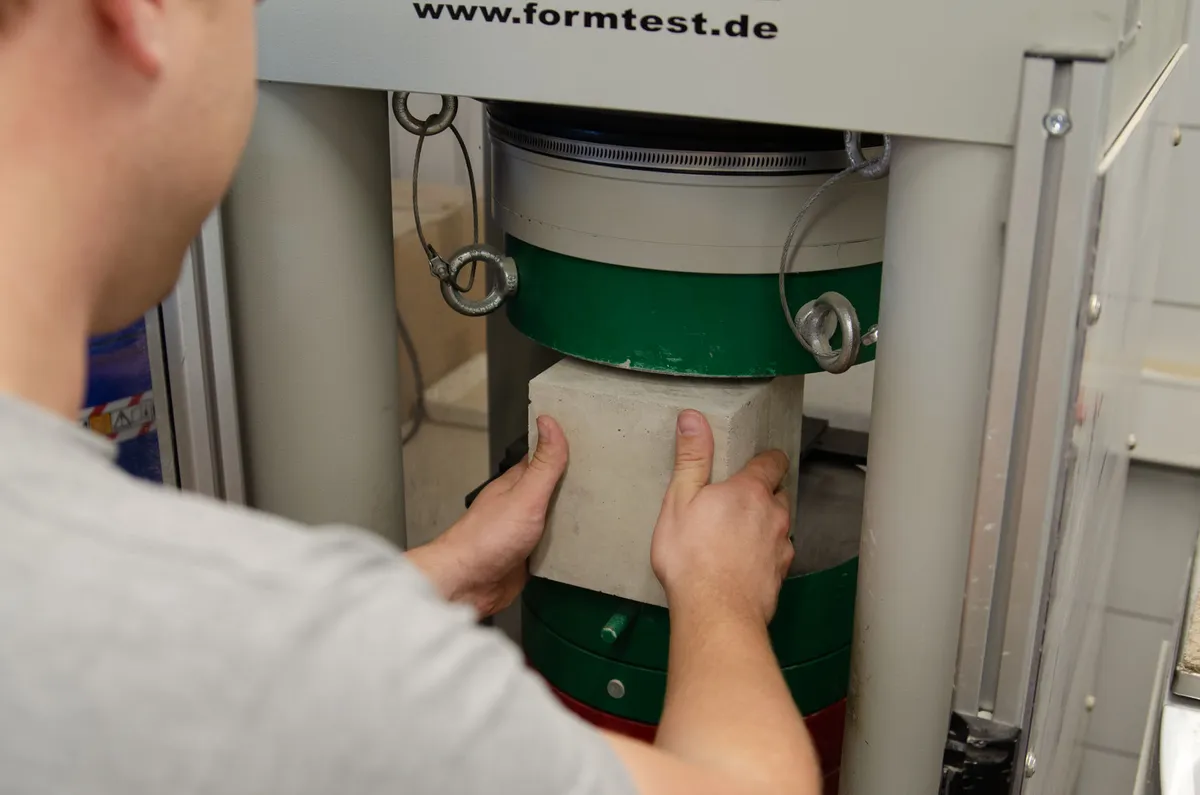 Betondruckprüfung im Labor
