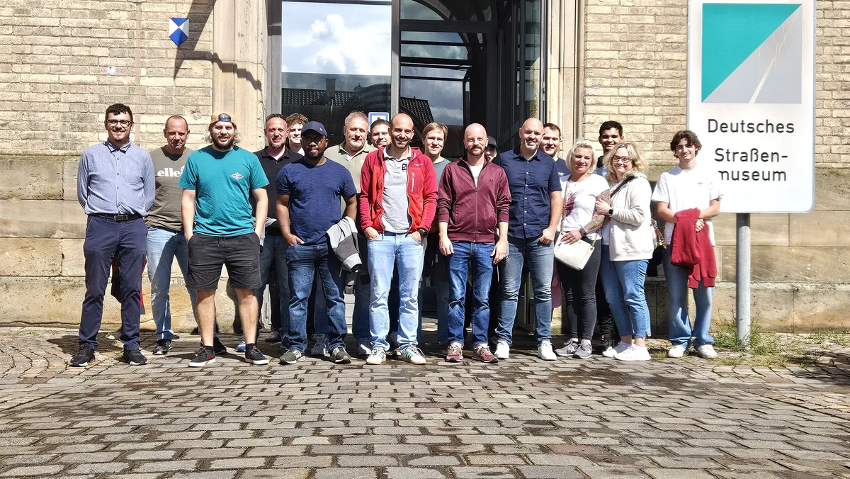 S-BB Team vor dem Deutschen Straßenmuseum