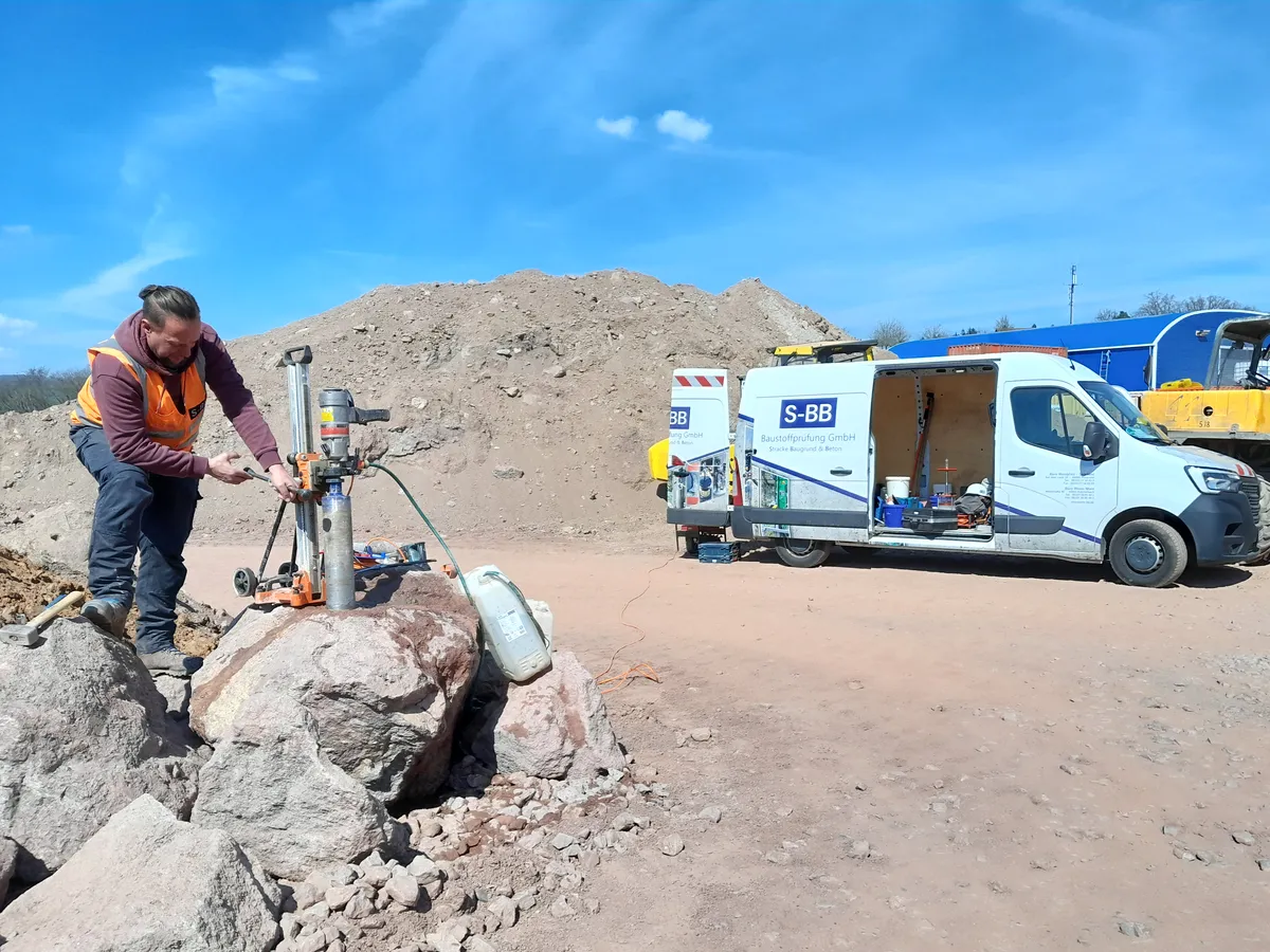 Kernbohrung im Steinbruch